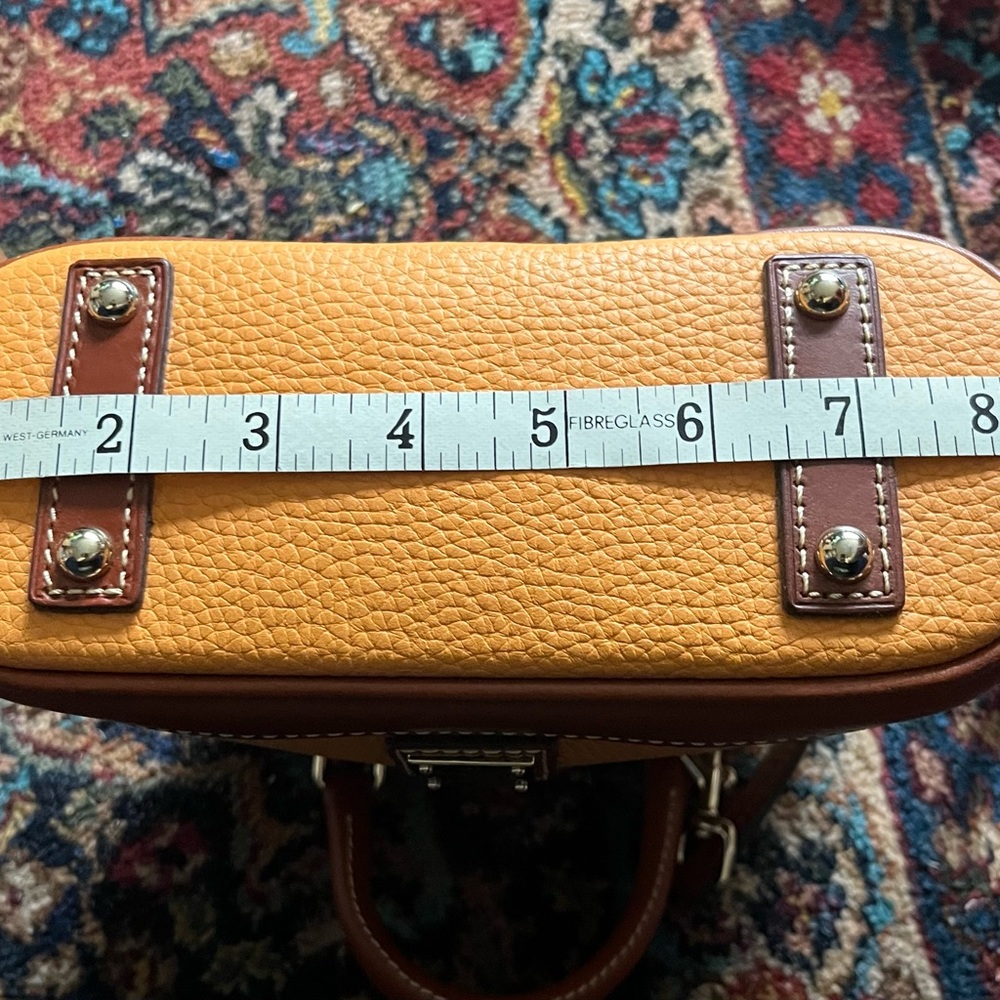 Small Dooney & Bourke Canteloupe Pebbled Leather Dome Zip Zip with Brown Trim - Picture 7 of 9